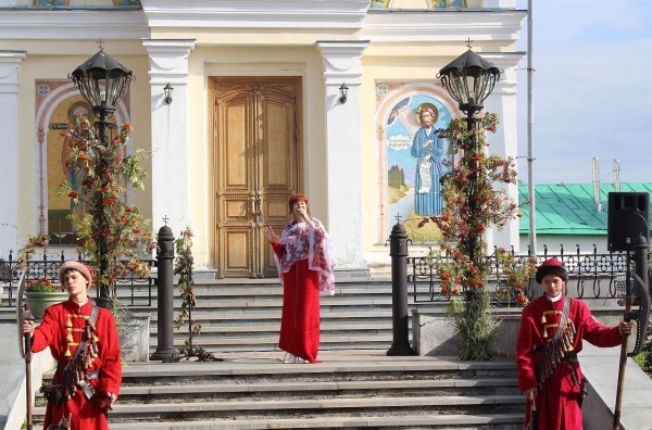 Певица Ольга Пименова поздравила гостей Свято-Николаевского монастыря с праздником