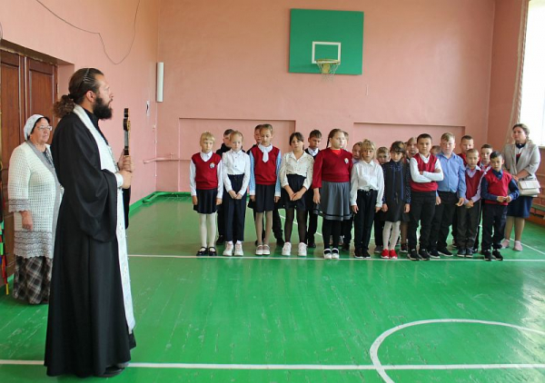В Верхотурском благочинии в общеобразовательной школе отслужили молебен на начало учебного года