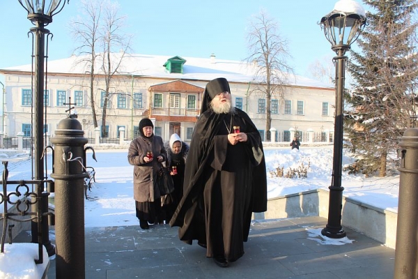 В Свято-Николаевском монастыре в рамках *Недели ЗА жизнь* сотворили коленопреклонную молитву и возжигание лампад
