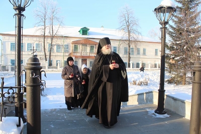В Свято-Николаевском монастыре в рамках *Недели ЗА жизнь* сотворили коленопреклонную молитву и возжигание лампад