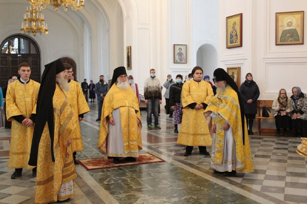 Божественная литургия в Крестовоздвиженском соборе 11 октября.