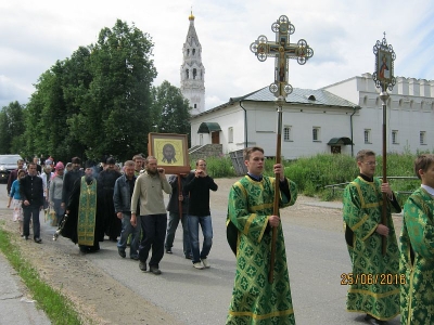 Крестный ход с иконой Спаса Нерукотворного из Троицкого собора в Успенскую церковь