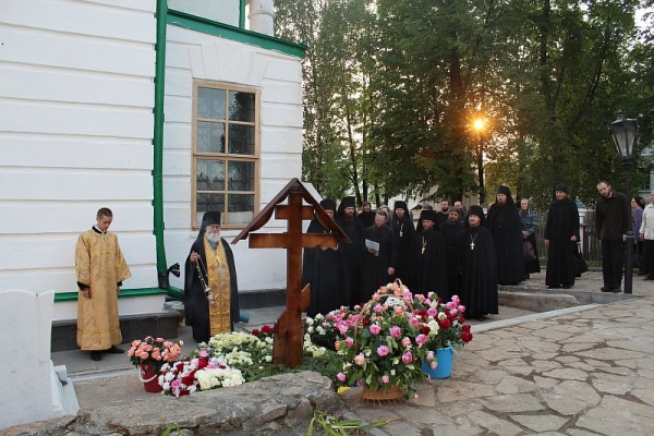 Братия Свято-Николаевского монастыря на  9 день отслужили панихиду  по усопшему игумену Лавру