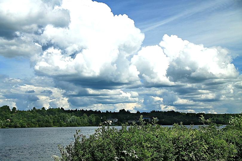 Облака этим летом. Ярославль облака Волга. Кучевые грозовые облака. Облака над Волгой. Облака в реке.