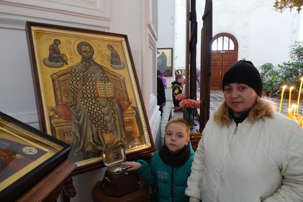 Радостные лица паломников в светлый праздник Пасхи