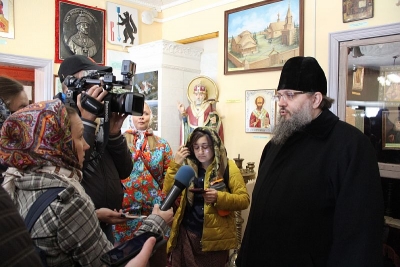 Представители СМИ освещают реконструцию в Свято-Николаевском монастыре