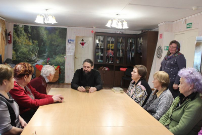 В Верхотурском благочинии ведется духовное окормление социальных учреждений: иерей Сергий Демин в группе пенсионеров