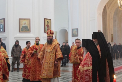 Епископ Евгений совершил Пасхальную утреню в Крестовоздвиженском соборе Свято-Николаевского монастыря
