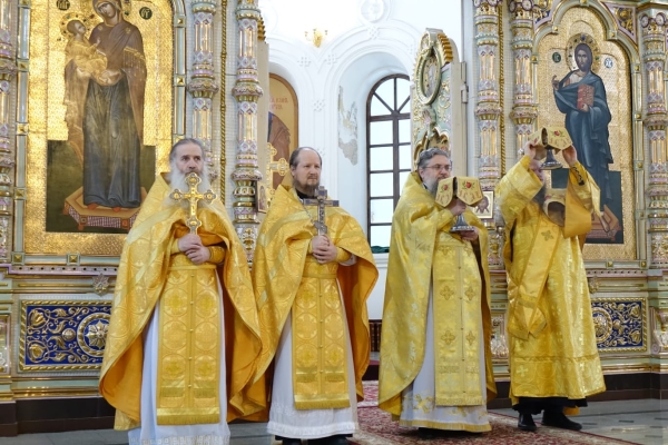 Божественная литургия в Крестовоздвиженском оборе Свято-Николаевского Верхотурского мужского монастыря