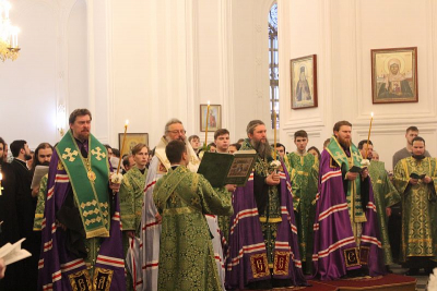 Всенощное бдение в Крестовоздвиженском соборе отслужили архиереи Екатеринбургской митрополии