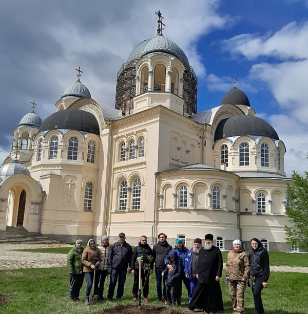 Посадка яблоневого сада в обители