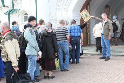 Крестным ходом с вокзала шествуют в Свято-Николаевский богомольцы на праздник святого Симеона