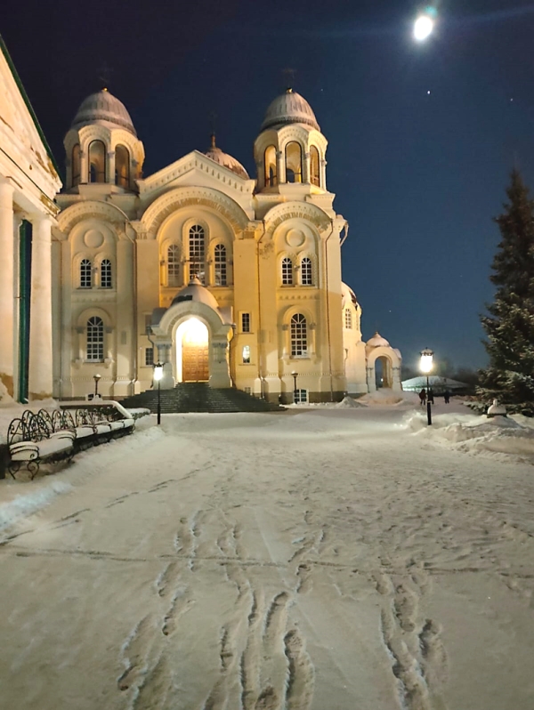 Лунная ночь в монастыре