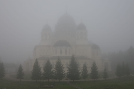 Разное утро в монастыре: Крестовоздвиженский собор в тумане