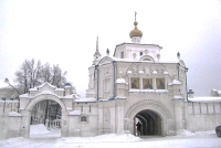 Божественная литургия в старинном надвратном Симеоно-Анненском храме монастыря