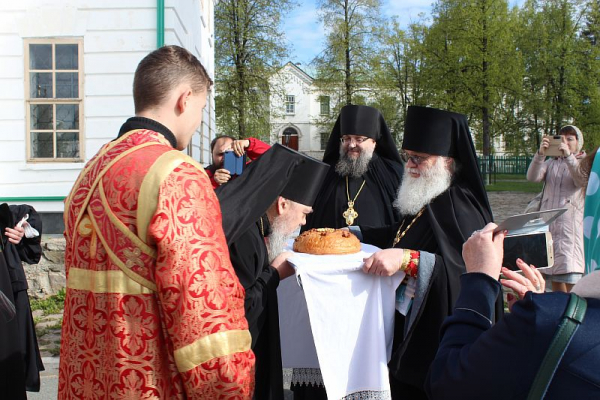 В Престольный праздник Николаевскую обитель посетил епископ Георгиевский и Параскевский Гедеон.