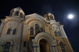Монастырская лунная ночь