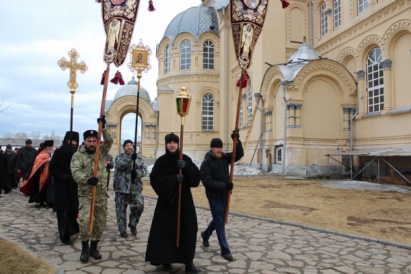 Пасхальные Крестные ходы в Николаевской обители