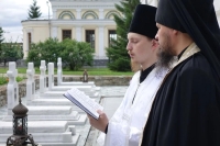 Панихида на могиле игумена Лавра