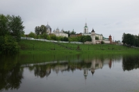 Обитель на берегу пруда