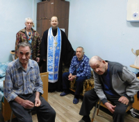 Подарок в дом-интернат для престарелых и инвалидов накануне Рождественского поста