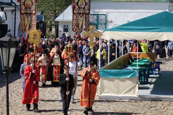 Празднование Пасхи продолжается.
