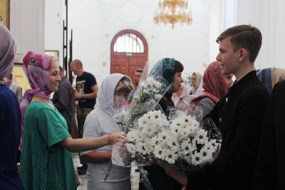Братия Свято-Николаевского монастыря поздравили прихожанок с Днем Жен-Мироносиц