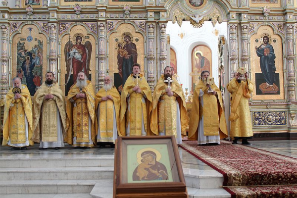 Божественная литургия в память Святителей Московских, всея России чудотворцев.