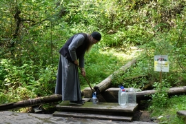 Поход за родниковой водой в лес